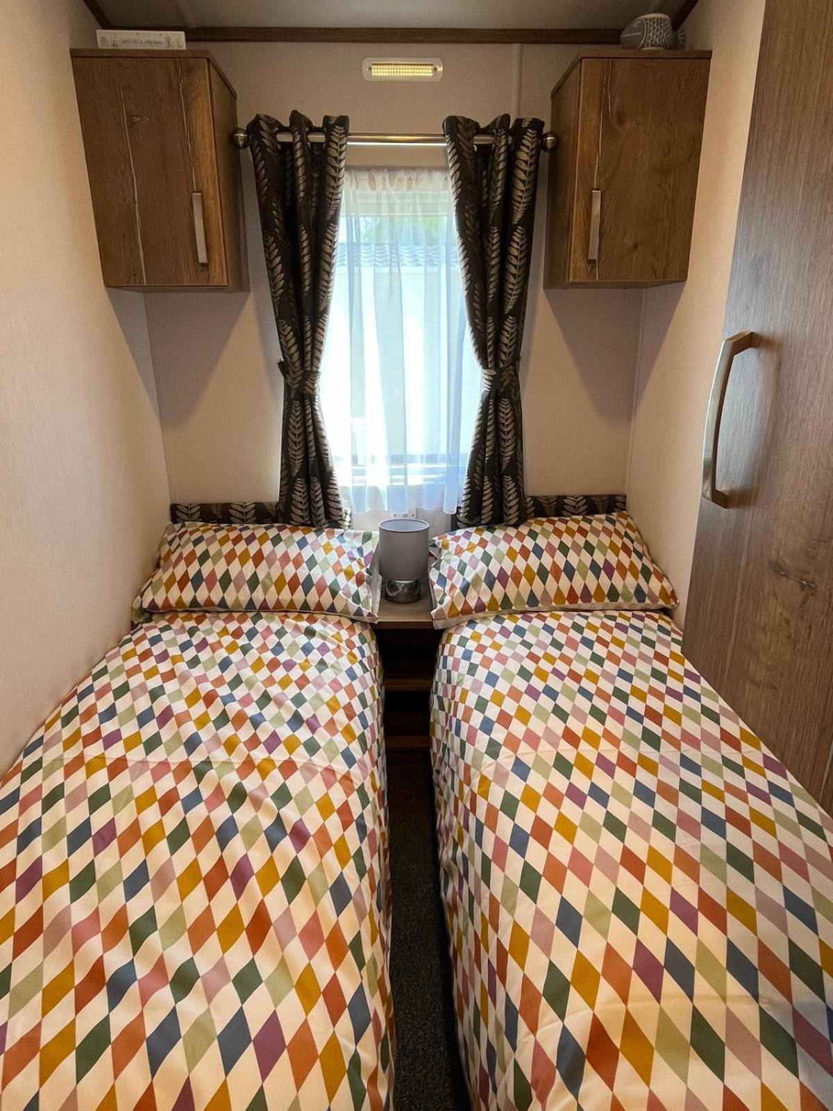 Visma Caravan Llanddwywe Екстериор снимка